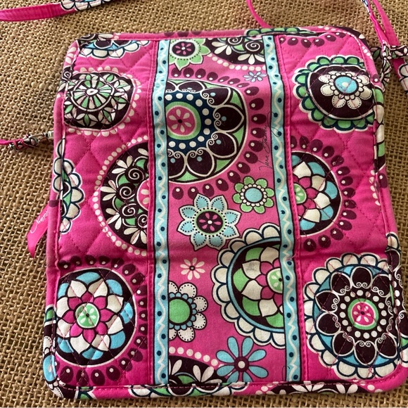 Vera Bradley Cupcake Pink Crossbody Wallet Coin Purse Strap Magnetic  9"x4" - Picture 6 of 9
